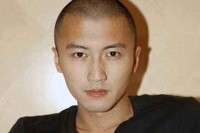 山根低的男人一生都在努力工作